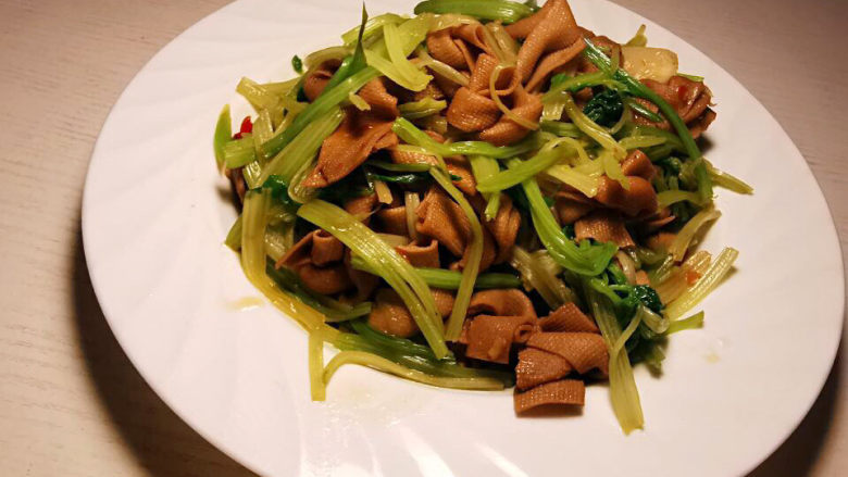 芹菜炒千张结,素的真好,给肉都不换