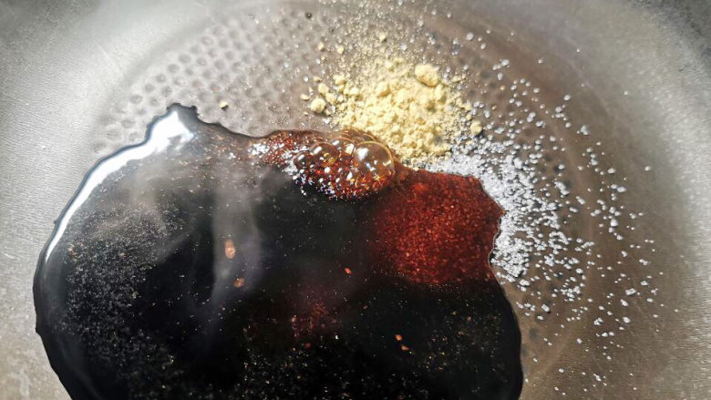 芹菜炒千张结,生抽,糖,生姜粉放入锅中