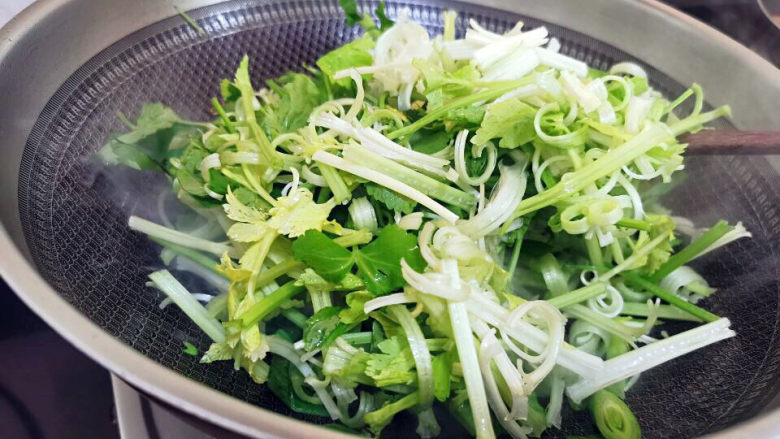 芹菜炒千张结,泡一个小时后的芹菜全打卷,放入锅中