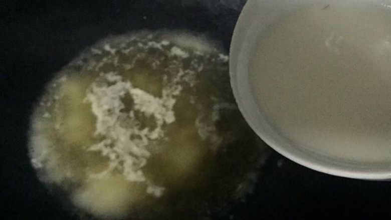 肉未蒸冬瓜,蒸冬瓜肉丸的原汁原味汤汁倒入锅中(可以放入少许蚝油、糖、盐、味精安个人口味而定)加适量清水烧开