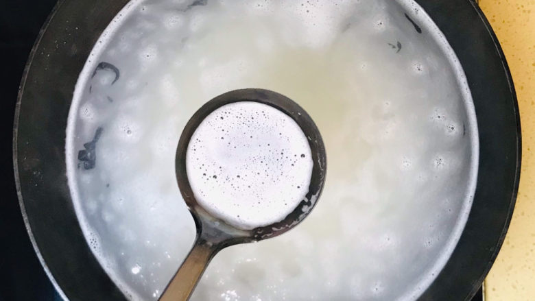 鸡肉山药粥,大火煮沸,浮沫舀出来,扔掉