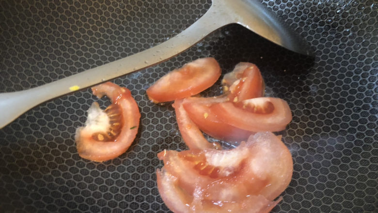 西红柿炒豆腐,先将西红柿倒入,火不要太大。