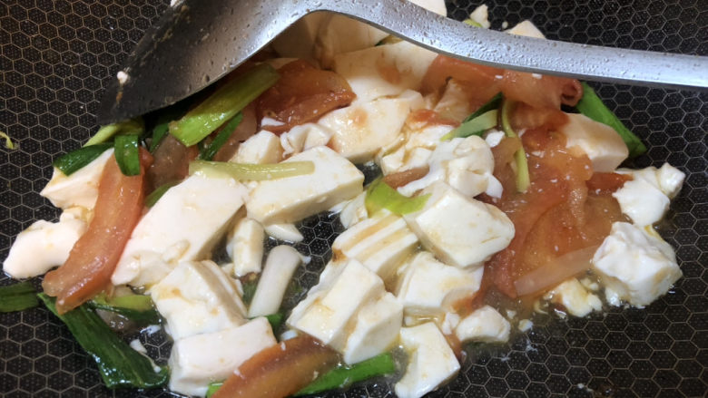 西红柿炒豆腐,豆腐本身就有水,煮开即可