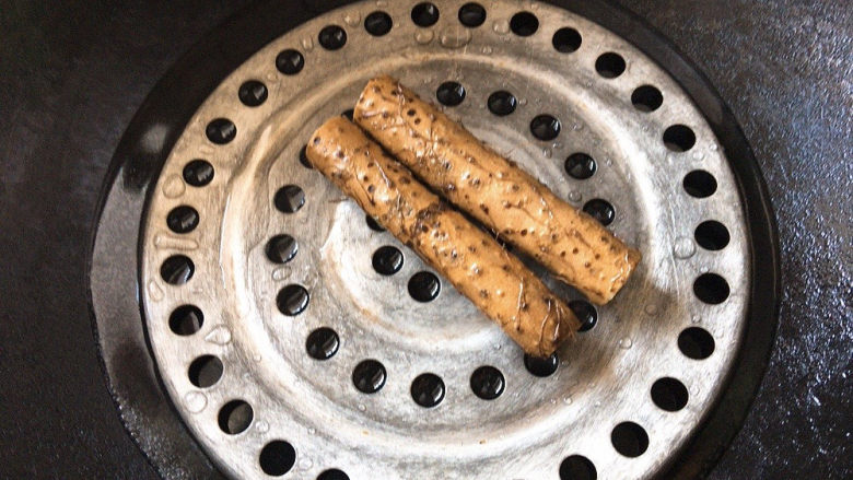 山药小饼,山药洗净,隔水上锅蒸至成熟