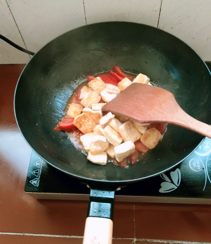 西红柿炒豆腐,下煎好的豆腐