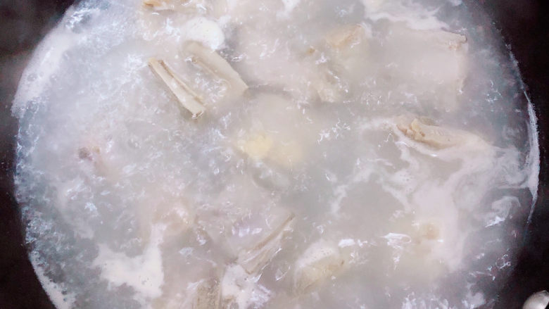 胡萝卜炖排骨,锅中烧开水,放入腊排骨煮3-5分钟,煮去腊味中的咸度,捞出洗净待用。