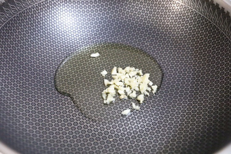 番茄肥牛,锅中倒入适量的食用油烧热,放入蒜末爆香