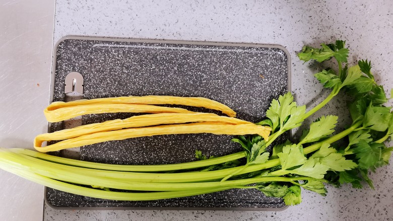 腐竹拌芹菜,准备食材