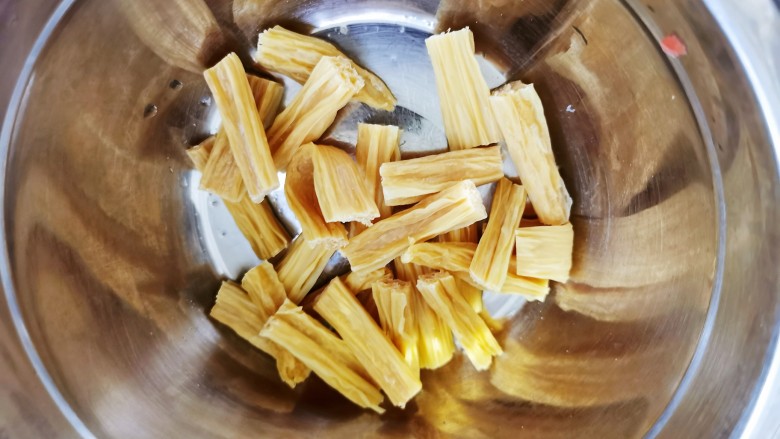 腐竹拌芹菜,<a style='color:red;display:inline-block;' href='/shicai/ 468'>腐竹</a>剪成拇指长度