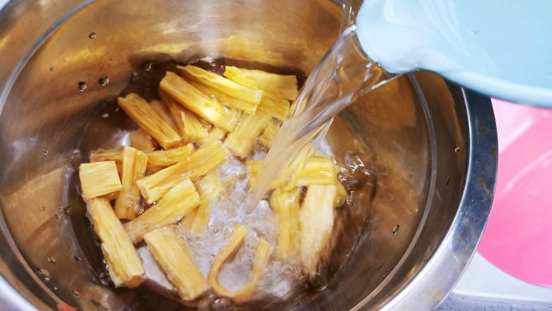 腐竹拌芹菜,加水浸泡至变软