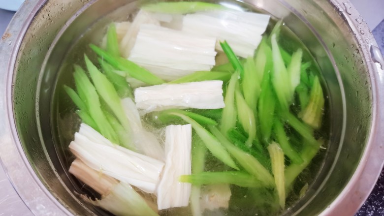 腐竹拌芹菜,用凉水降温