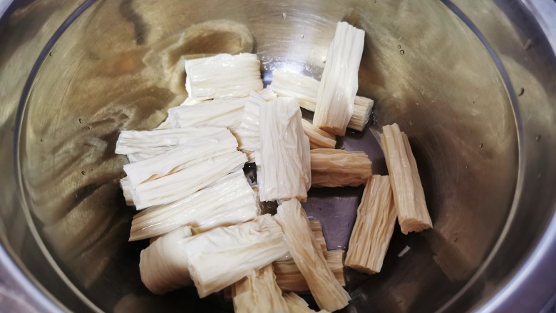 腐竹拌芹菜,腐竹淘洗控水