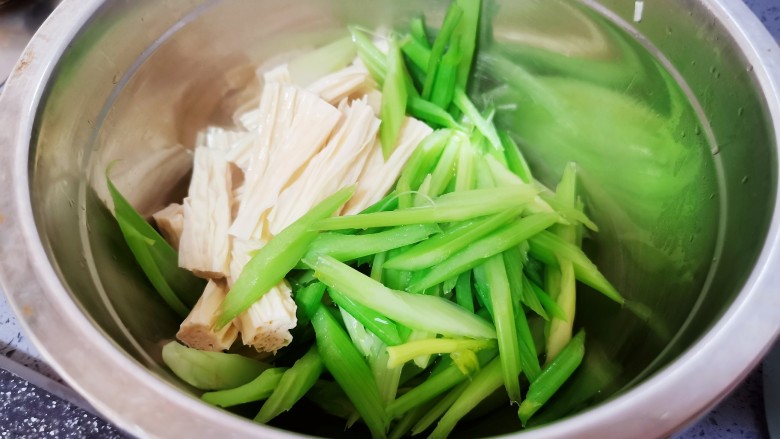 腐竹拌芹菜,盛入盆中
