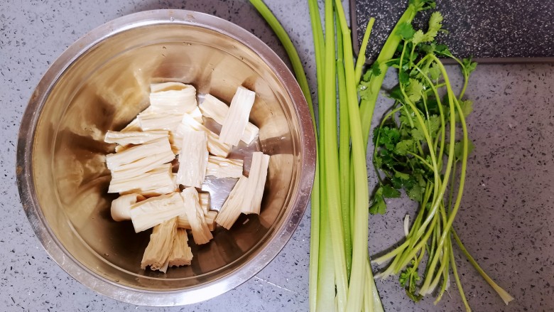 腐竹拌芹菜,再次检查食材