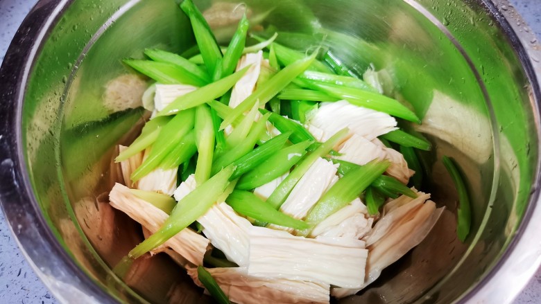 腐竹拌芹菜,控水后盛入盆中
