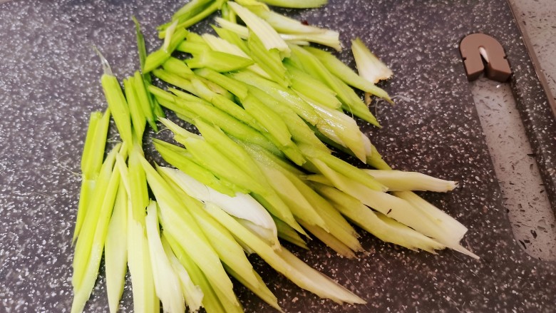 腐竹拌芹菜,<a style='color:red;display:inline-block;' href='/shicai/ 125'>芹菜</a>斜刀切段