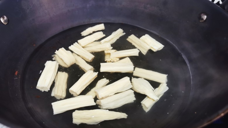 腐竹拌芹菜,腐竹焯水