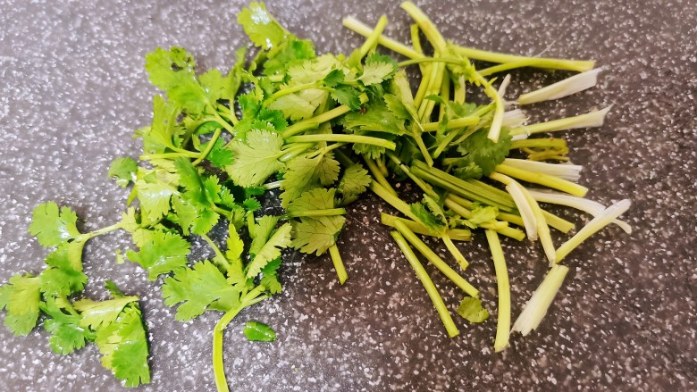 腐竹拌芹菜,<a style='color:red;display:inline-block;' href='/shicai/ 131'>香菜</a>切段