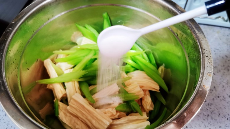 腐竹拌芹菜,加入盐