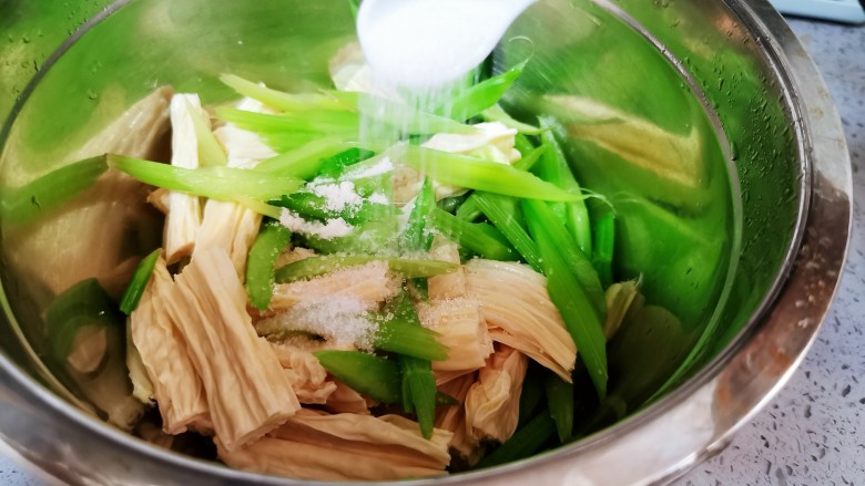 腐竹拌芹菜,<a style='color:red;display:inline-block;' href='/shicai/ 3729'>白糖</a>