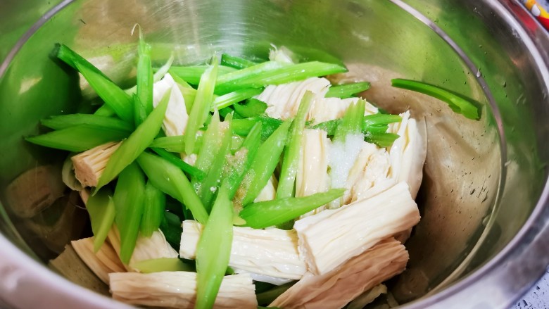 腐竹拌芹菜,不要着急搅拌