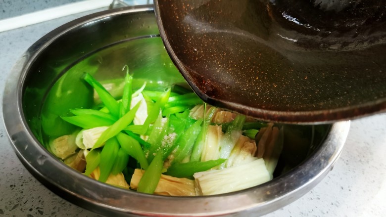 腐竹拌芹菜,泼在食材上