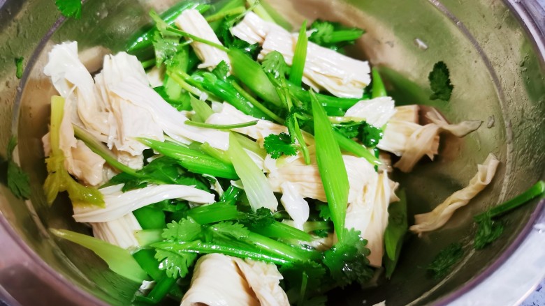 腐竹拌芹菜,快速搅拌均匀即可上桌