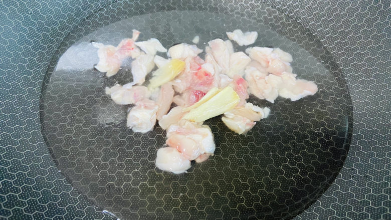 鸡肉山药粥,锅中加入适量清水,放入鸡肉、姜丝,加入少许料酒,大火煮沸焯烫两分钟