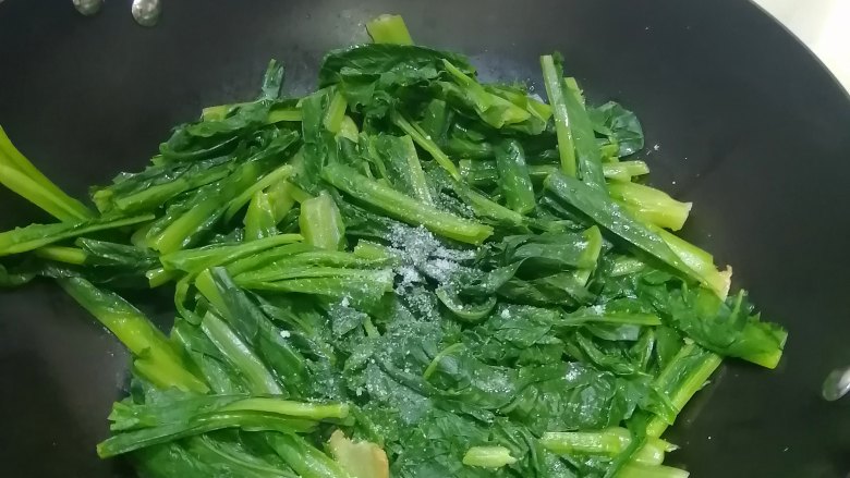 清炒油麦菜,加入盐