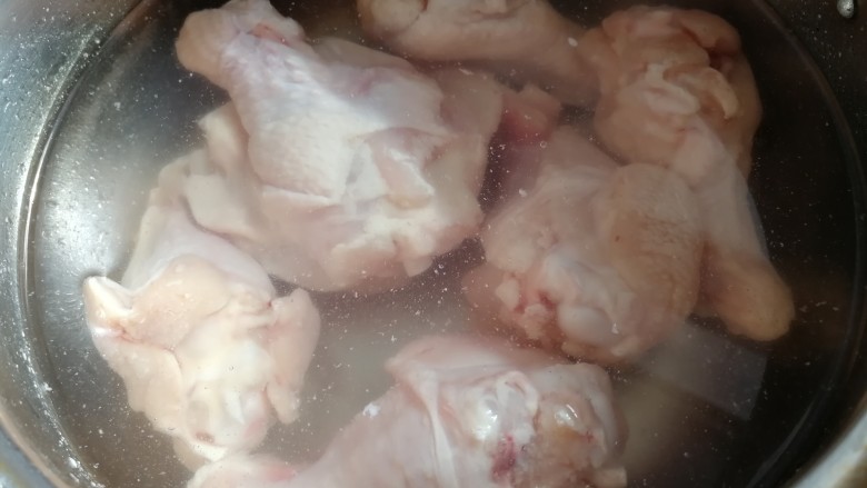 盐焗鸡翅,鸡翅冷水泡去血水,冲洗干净。