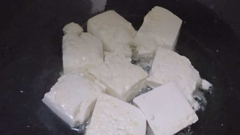 西红柿炒豆腐,双面都煎一下,盛起备用