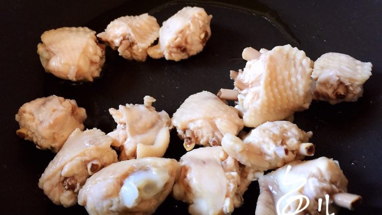 土豆炖鸡翅,油锅烧热,放入鸡翅块煎一下