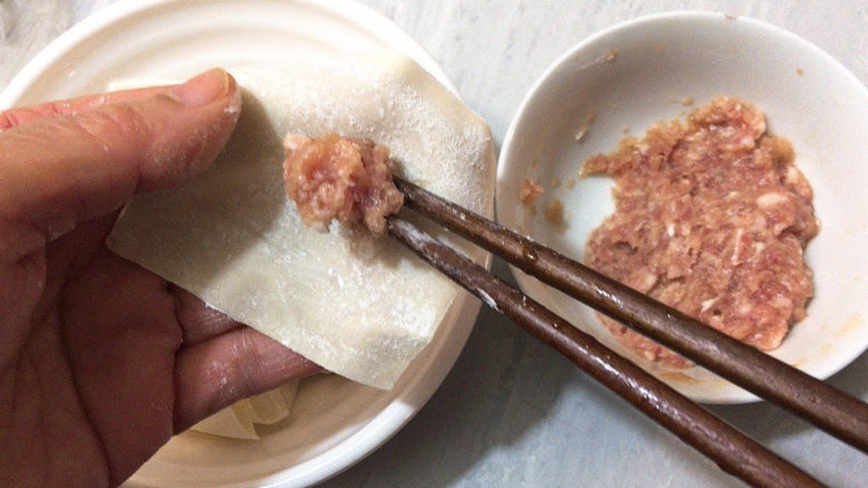 鲜肉小馄饨,然后取一张薄馄饨皮，夹适量肉放置其中