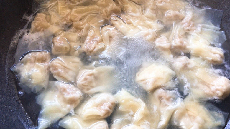 鲜肉小馄饨,然后将馄饨加入沸腾的水中,煮至浮起