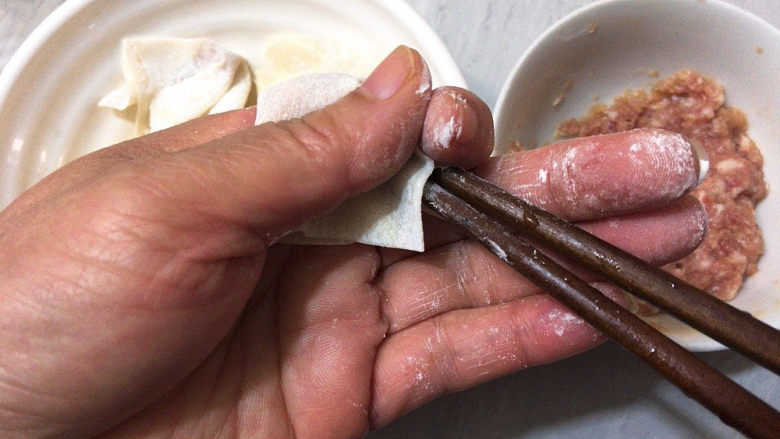 鲜肉小馄饨,将馄饨皮扣折过去,一捏一压一抽筷