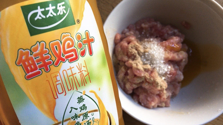 鲜肉小馄饨,鲜鸡汁带咸味,加入其中增咸鲜