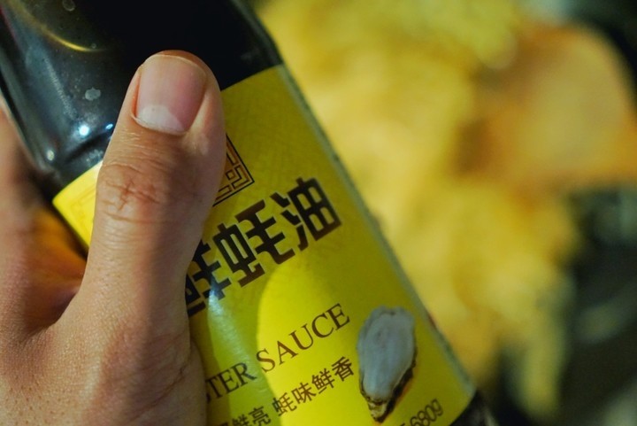 节后解腻全靠它,酸酸辣辣土豆丝,4、加入<a style='color:red;display:inline-block;' href='/shicai/ 721'>蚝油</a>。