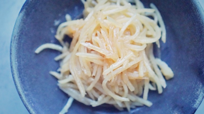 节后解腻全靠它,酸酸辣辣土豆丝,7、继续翻炒完成这份很简单的酸辣土豆丝啦。