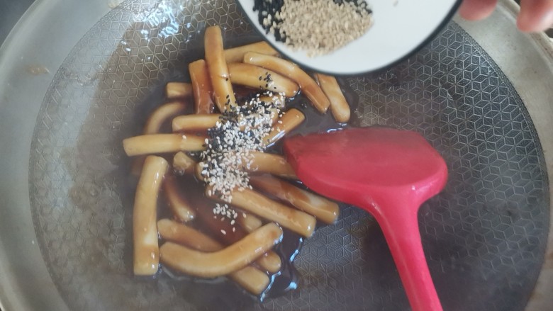 红糖年糕,炒至年糕全部沾满红糖,汤汁变浓稠,撒入黑白芝麻