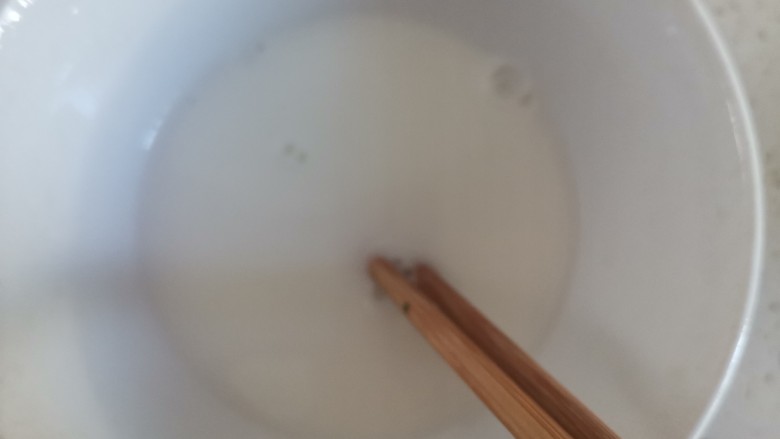 红糖年糕,一个小碗加入一勺淀粉少许水,搅拌均匀备用