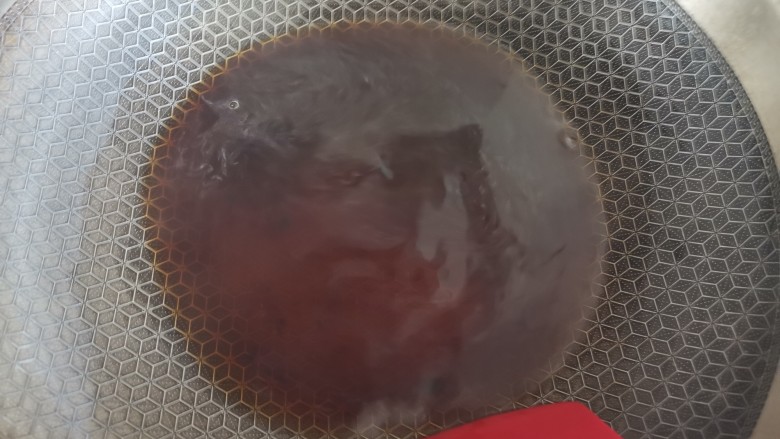 红糖年糕,烧热倒入适量的水,倒入红糖炒至溶化