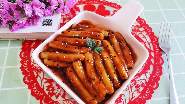 红糖年糕,再把年糕摆入盘中,汤汁淋入年糕上面