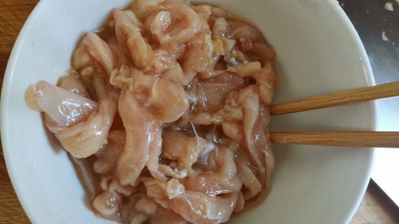 鸡肉山药粥,加入姜片搅拌均匀,腌制片刻