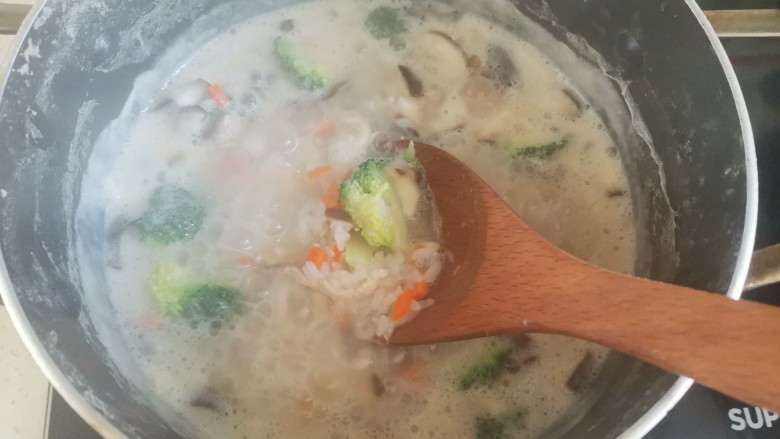 鸡肉山药粥,加入西兰花和胡萝卜,继续煮至粥变浓稠