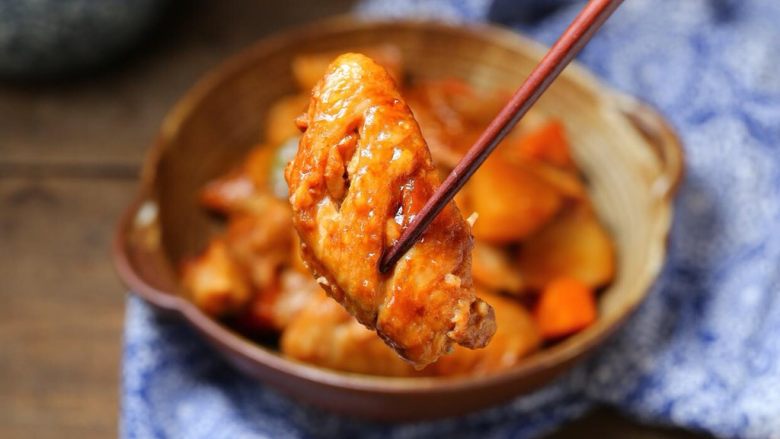 土豆炖鸡翅,口感鲜嫩美味,吃上就不想停嘴了!