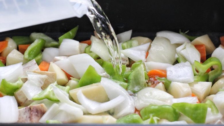 土豆炖鸡翅,添入清水大概与锅中食材持平,具体也要看锅的深度,我加了200毫升的清水。