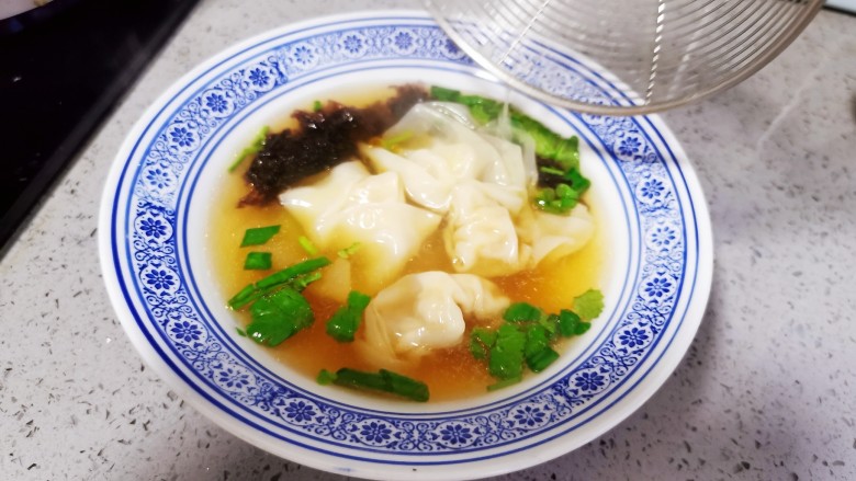 鲜肉小馄饨,盛入汤碗里即可食用