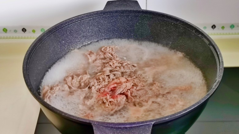 水煮肥牛,锅中水烧开,下<a style='color:red;display:inline-block;' href='/shicai/ 226'>肥牛</a>大火煮。