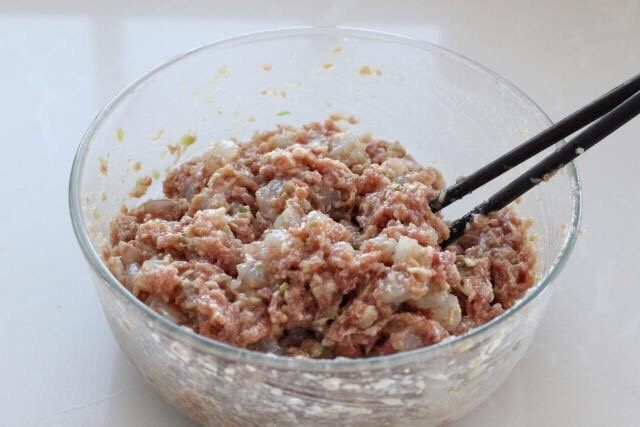鲜肉小馄饨,然后将切好的虾仁放入肉馅中,混合搅拌均匀,馅料就调好了。