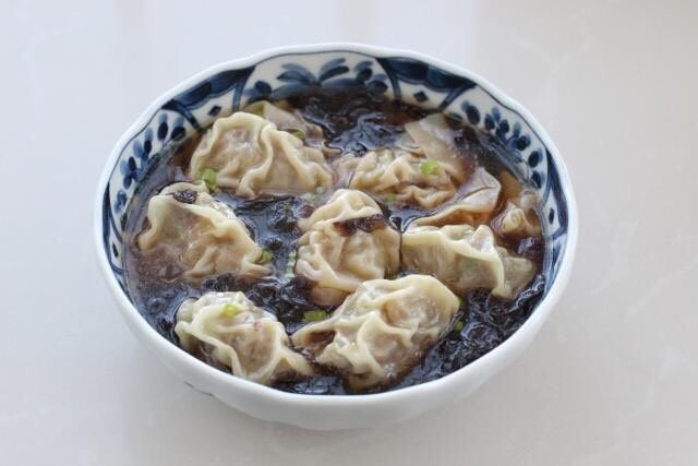 鲜肉小馄饨,待馄饨煮熟后连同汤汁一起舀入碗中,淋少许<a style='color:red;display:inline-block;' href='/shicai/ 3738'>芝麻油</a>,撒适量葱花或香菜就可以开动啦!